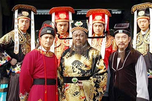 Từ phiên bản kinh điển năm 1993 cho đến các bản phim thời trai trẻ của Bao Công những năm đầu thế kỷ 20, Bao Thanh Thiên ghi đậm dấu ấn trong lòng khán giả Việt với bộ ba phá án Phủ Khai Phong bởi nhiều thế hệ diễn viên tài năng. Vẻ nghiêm nghị đại diện cho công bằng của vị quan Bao Chửng, nét thư sinh nho nhã của Công Tôn Sách và đặc biệt là tài võ thuật của Triển Chiêu luôn khiến người hâm mộ thích thú. Triển Chiêu hay Triển hộ vệ, là nhân vật được số đông khán giả yêu mến, nhất là các fan nữ bởi vẻ ngoài điển trai, hào khí hơn người, tài võ thuật xuất sắc với thanh kiếm và tà áo đỏ nổi bật. Qua nhiều phiên bản, có không ít số phận khóc – cười của các diễn viên từng vào vai Triển Chiêu.