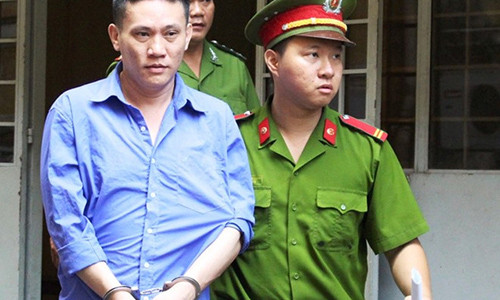 Lộc bị dẫn giải sau phiên tòa. Ảnh: K.T.