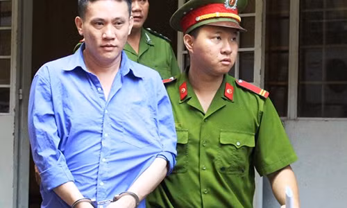 Lộc bị dẫn giải sau phiên tòa. Ảnh: K.T.