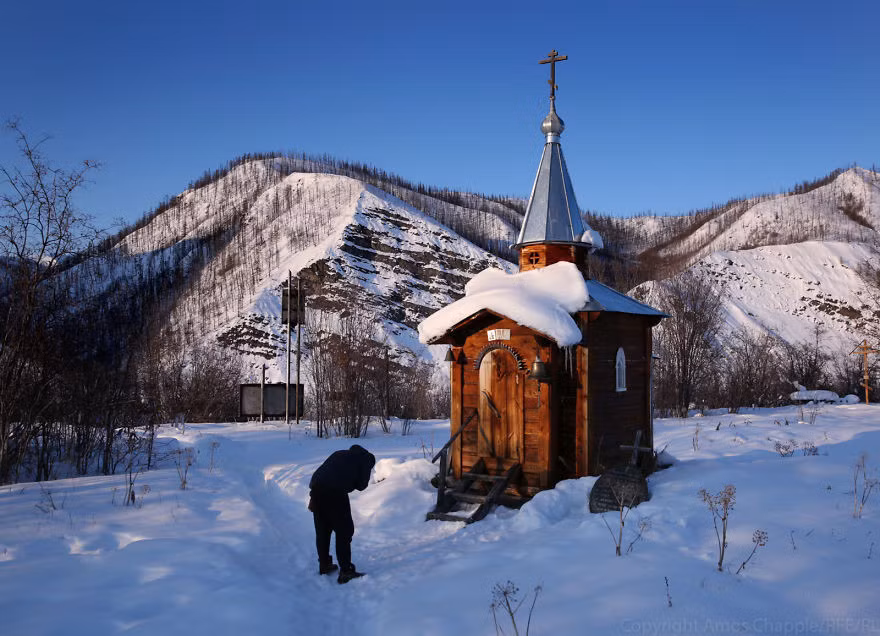 Ngày hôm sau, trời sáng và đường vững chắc. Cuối ngày, họ ghé thăm một nhà thờ nhỏ ở Zashiversk.