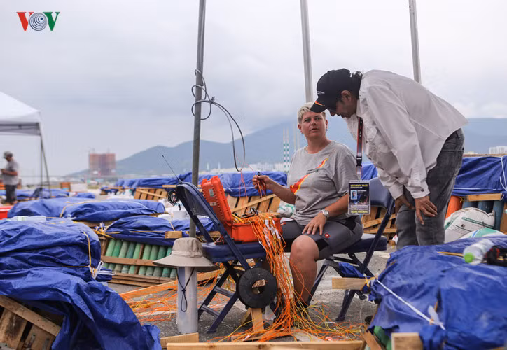 Đội trưởng đội Áo tiết lộ: “Chúng tôi muốn mời tất các vị khách của DIFF theo chúng tôi đến với hành trình của những giấc mơ, khám phá những cảm xúc của bông pháo và hơn hết là thưởng thức một bữa dạ tiệc champagne bằng mắt có một không hai”.