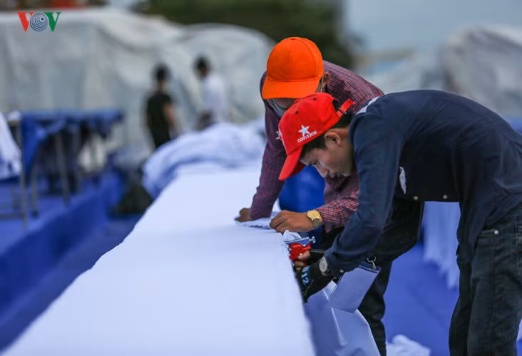 Bài trí khu vực khán đài trung tâm.