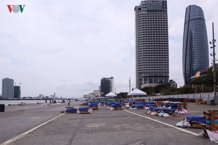 Sân khấu và khán đài Lễ hội Pháo hoa quốc tế Đà Nẵng DIFF 2017 phía bờ Đông sông Hàn. Các ống pháo đã được tập kết tại bãi bắn bên bờ Tây.