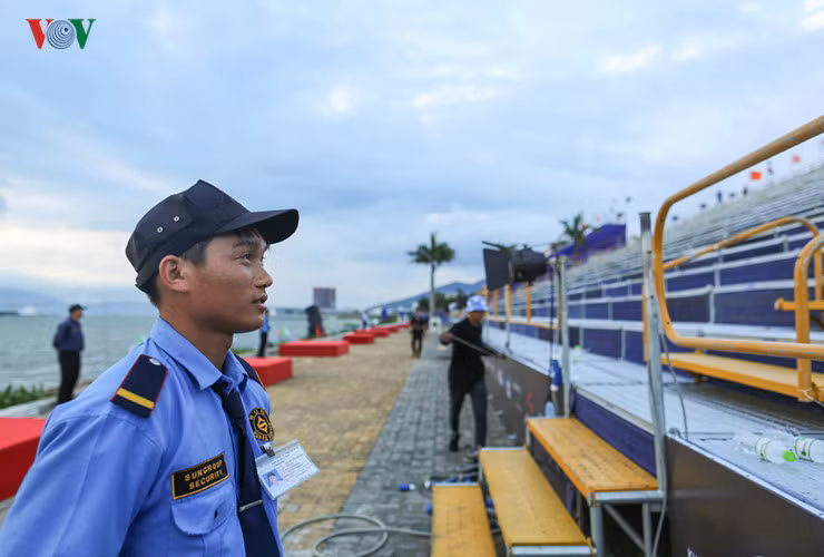 Ngoài ra lực lượng vệ sĩ sẽ cùng tham gia công tác đảm bảo an ninh trật tự, hướng dẫn khách lên các lối của khán đài. Theo Ban Tổ chức, tất cả các khu vực khán đài đã hoàn thành. Những hạng mục nhỏ như lắp đặt lan can bổ sung xung quanh sân khấu, đường dẫn lên khán đài sẽ được thực hiện hoàn tất trong ngày 29/4. Vé tại các khán đài cũng đã phát hành hết và không xảy ra tình trạng có vé chợ đen nâng giá ép khách..