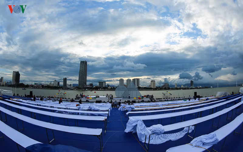 Từ khán đài trung tâm nhìn về sân khấu, bên kia sông là bờ Tây sông Hàn.