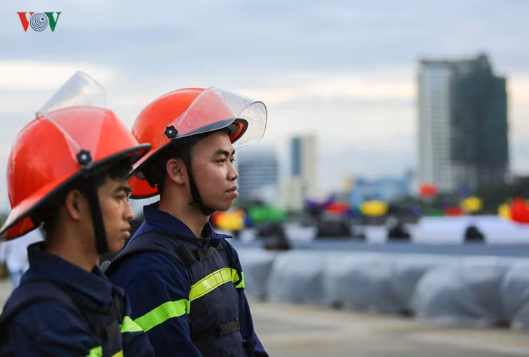 Cảnh sát PCCC thành phố Đà Nẵng huy động lực lượng tổ chức tổng diễn tập, vị trí bảo vệ, thông tin liên lạc để sẵn sàng cho đêm khai mạc DIFF 2017. Chiến sĩ Cảnh sát PCCC sẽ được phân công bảo vệ 24/24h quá trình lắp đặt pháo tại các khu vực bắn.