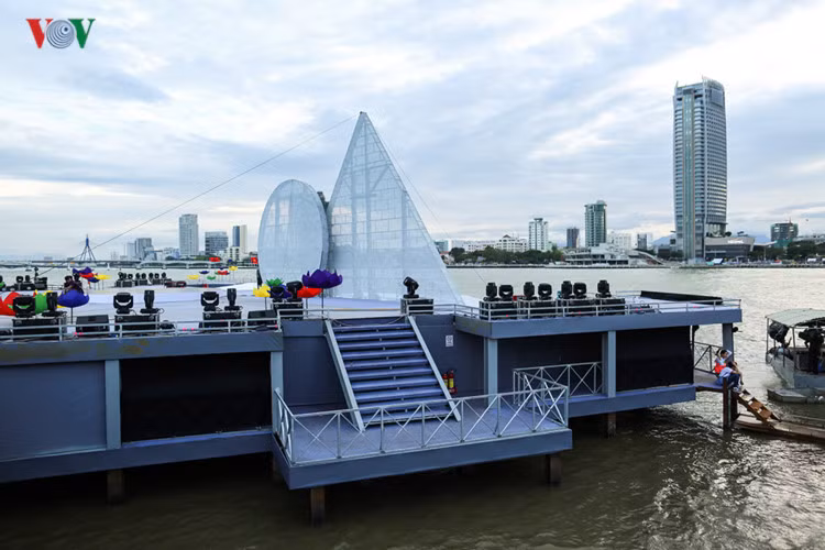 DIFF 2017 là một chương trình khổng lồ, và sân khấu nổi Ngũ hành được thiết kế với các dàn nâng và hệ thống sân khấu quay bằng những kỹ thuật hiện đại nhất.