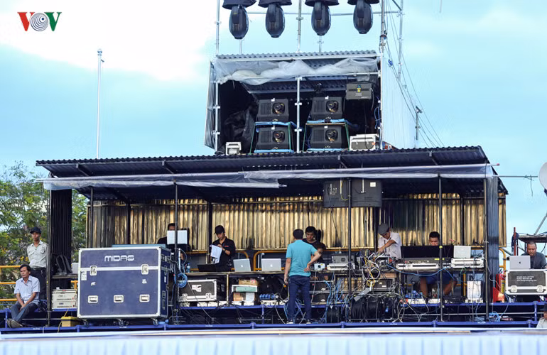 Khu vực điều khiển âm thanh ánh sáng.