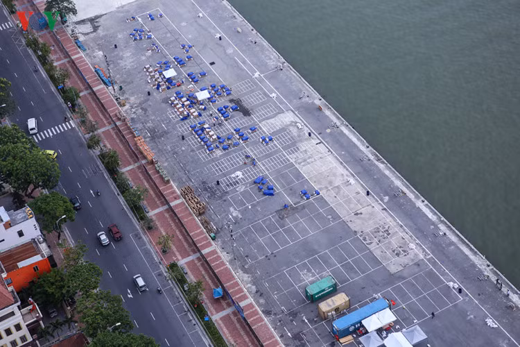 Bãi tập kết pháo bên bờ Tây sông Hàn nhìn từ trên cao.