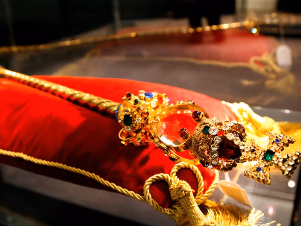 Ngoài ra, cây trượng còn được gắn vô số hồng ngọc, ngọc lục bảo và ngọc bích.