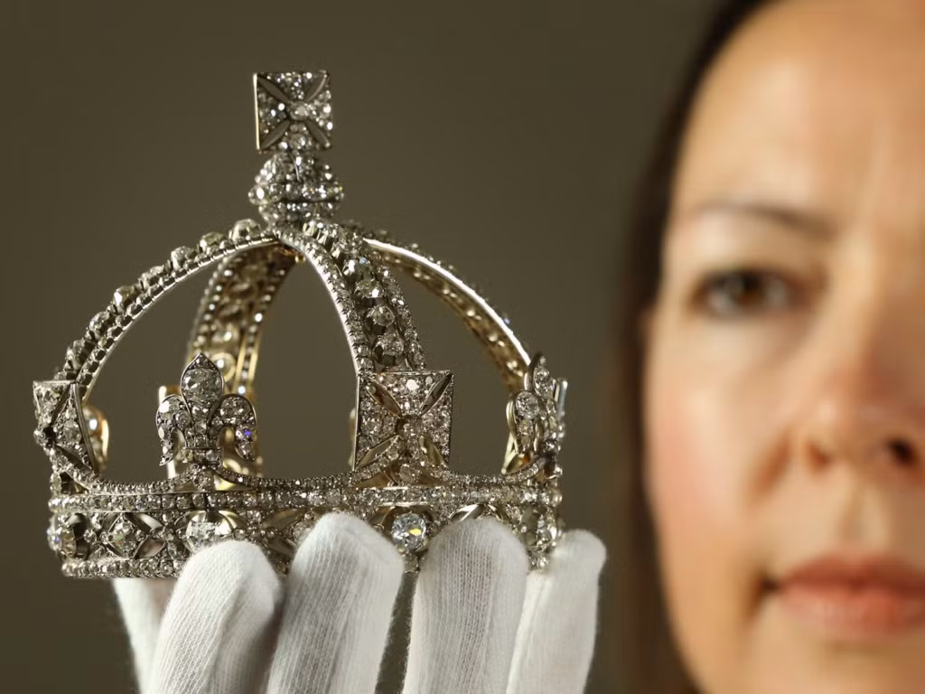 Nữ hoàng Victoria đội vương miện này trên chiếc mũ để tang chồng. Hoàng tử Albert qua đời năm 1862. Nữ hoàng đau khổ đến mức đã mặc quần áo màu đen suốt quãng đời còn lại.