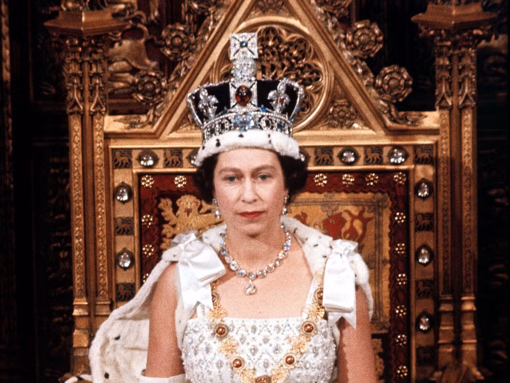 Nữ hoàng Elizabeth II đội vương miện này khi khai mạc phiên mới của quốc hội Anh.