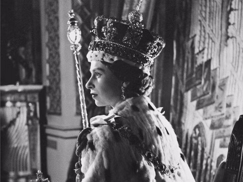 Quyền trượng Sovereign cũng là một bảo vật được sử dụng trong lễ đăng quang. Viên đá gắn ở đầu quyền trượng là Star of Africa (Ngôi sao châu Phi) - viên kim cương đã cắt gọt lớn nhất thế giới. Quyền trượng được làm năm 1661, sau đó được thiết kế lại để phù hợp với viên kim cương 530 carat vào năm 1910.