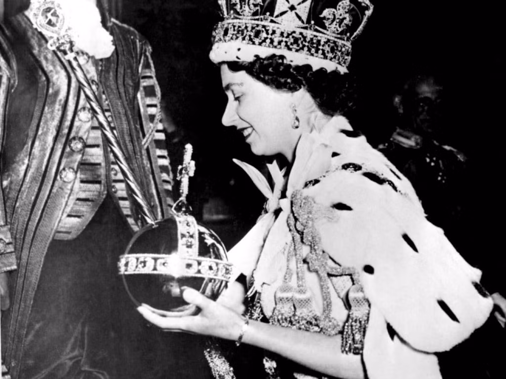Quả cầu Sovereign trong tay trái Nữ hoàng Elizabeth II là biểu tượng cho quyền lực của hoàng gia. Báu vật này được chế tác cho lễ đăng quang của Vua Charles năm 1661.