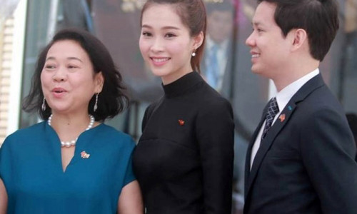 Hoa hậu Đặng Thu Thảo và “nửa kia” Nguyễn Trung Tín trước giờ gặp Tổng thống Mỹ hồi chiều 24/5.