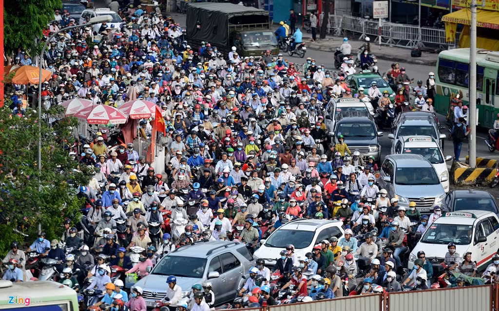 Từ 6h30 sáng, hàng nghìn xe cộ phải chôn chân, len lỏi vượt qua.