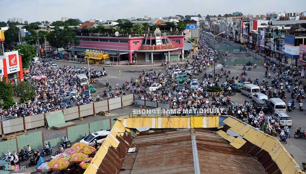 Các "lô cốt" thuộc công trình thi công cầu vượt thép ngã sáu Gò Vấp (quận Gò Vấp, TP HCM) dựng lên trong 2 ngày qua đã làm giao thông khu vực này kẹt cứng.
