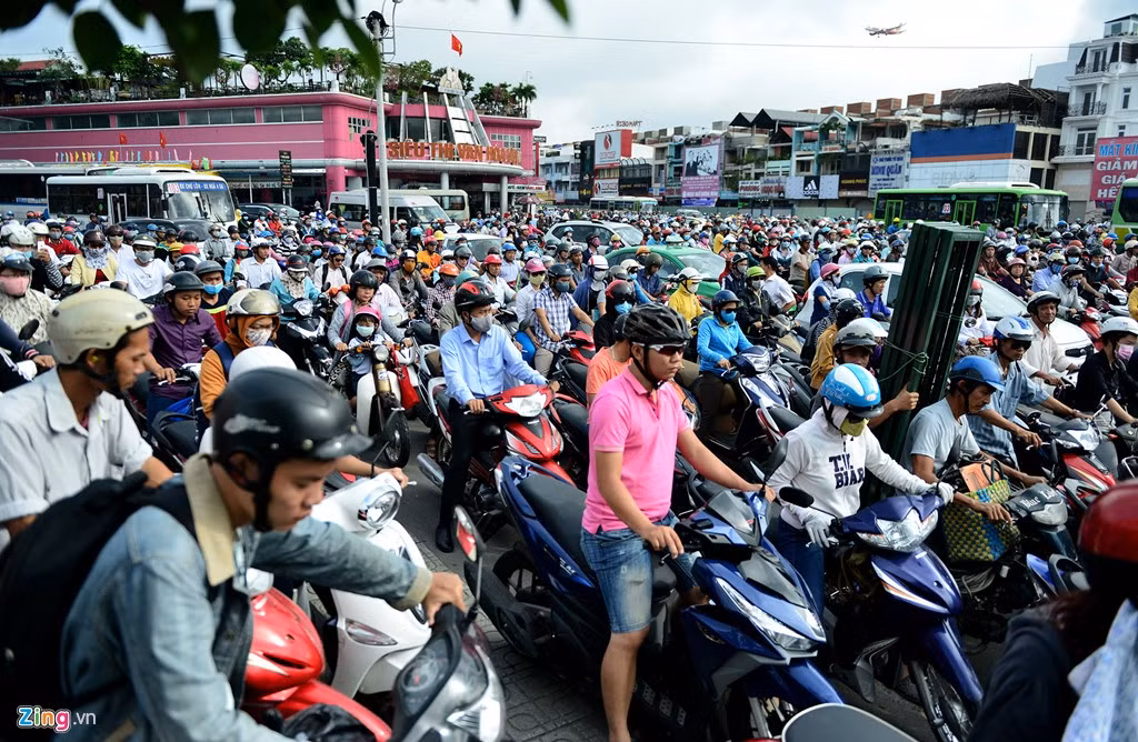 Xe cộ chen chúc nhau tìm lối thoát. Theo kế hoạch, ngày 8/9 sẽ khởi công dự án xây dựng cầu vượt.