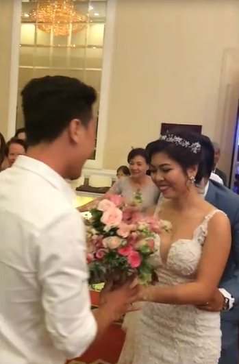 Phat sot chang trai muon hoa co dau cau hon ban gai