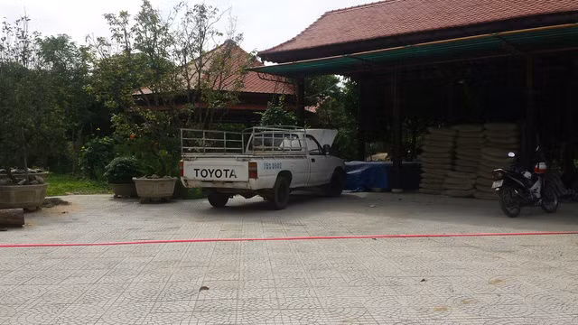 Trước đó, ông Phan Thanh Hải – GĐ Trung tâm Bảo tồn di tích cố đô Huế từng cho biết: “Cây sứ chỉ bứng để đưa lên vườn ươm Văn Thánh sau này có kế hoạch sẽ trồng lại ở các khu di tích. Hơn nữa người Huế quan niệm cây sứ linh thiêng chỉ trồng ở các điểm di tích, thờ tự”. Trong khi đó tại vườn nhà của mẹ ông Sơn lại có một số gốc sứ lớn vừa trồng mới, điều này càng dấy thêm những nghi ngờ của dư luận.