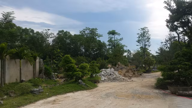 Ông Nguyễn Quốc Hữu – cán bộ địa chính phường Thủy Phương cho biết diện tích của khu đất này trong hồ sơ rộng 6782.85m2. Trước thông tin có nhiều hạng mục công trình đang được xây dựng với quy mô hoành tráng, rầm rộ,vị này tỏ ra khá bất ngờ: “Việc xây dựng này, chưa thấy báo cáo với địa phương”.