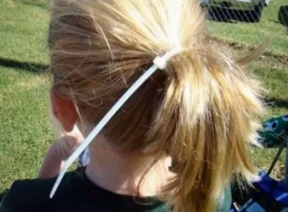 Khi trống trường đã giục, bất cứ vật dụng gì cũng có thể sáng tạo thành dây buộc tóc.