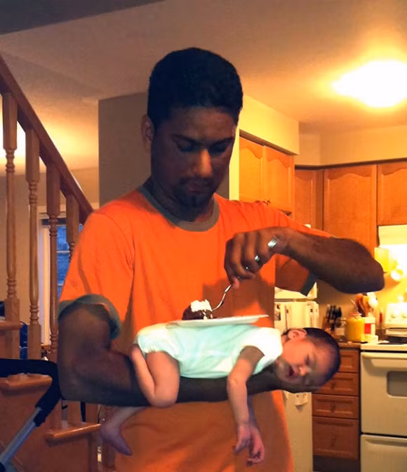 Con ơi con ngủ cho ngoan, để cha ăn bánh không ai làm phiền