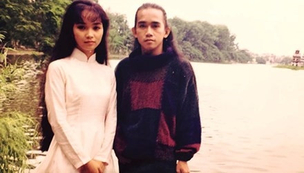 Minh Thuận thừa nhận rằng, nhờ Mai Thu Huyền mà lần đầu tiên anh biết đến vẻ đẹp của thiếu nữ Hà thành. Cô sở hữu gương mặt xinh đẹp, mái tóc dài và đôi mắt "đầy tâm sự", khiến bao chàng trai mê mẩn.