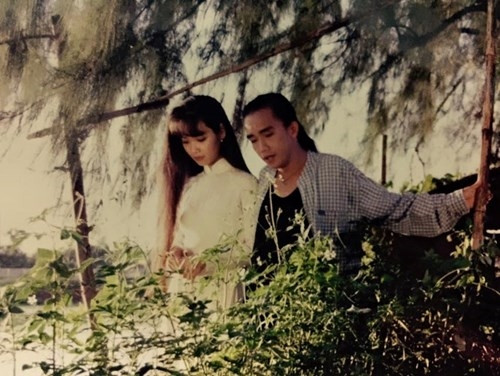 Được biết, loạt ảnh này nằm trong MV "Đợi em trở về" được Minh Thuận ra mắt vào năm 1995. Tại thời điểm đó, nam ca sỹ chỉ mới ngoài 20, trong khi Mai Thu Huyền vừa tròn 20 tuổi.