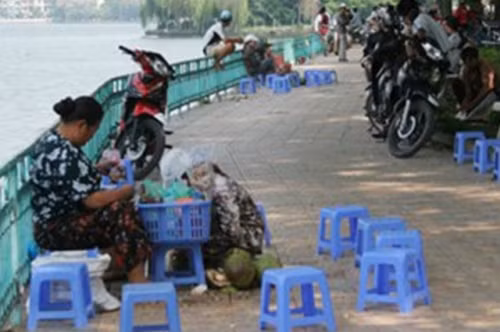 Bức ảnh bà Hưng trong bài Trà đá bờ hồ: Hồi môn con gái Camry lái về nhà chồng gây xôn xao cộng động mạng. Ảnh: Vietnamnet.