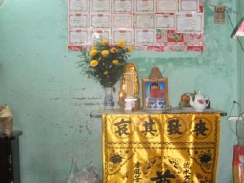 Di ảnh của nam sinh bị bố bạn gái đánh chết. Dù đau đớn với cái chết của con, ông vẫn tạo điều kiện để người nhà nghi can đánh chết con mình được thắp hương cho con ông và xem V. như người nhà.