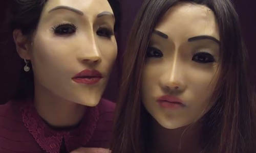 Những cô gái bị nỗi ám ảnh về nhan sắc đeo bám và công cuộc phẫu thuật chỉnh hình để có kết quả cả trăm người như một. (Ảnh chụp màn hình)