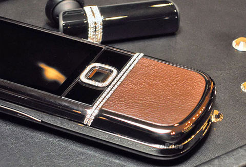 Phiên bản điện thoại Nokia 8800 đính nhiều đá quý. Ảnh: VnExpress