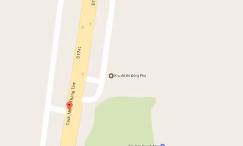 Xe khach dam truc dien vao dai phan cach, 3 nguoi bi thuong