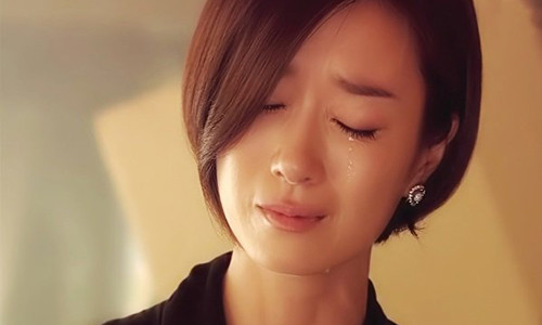 Chị òa khóc gọi điện cho bố mẹ hai bên rồi chạy đến bệnh viện nhưng chồng chị đã qua đời cách đó vài phút. (Ảnh minh họa)