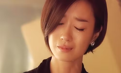 Chị òa khóc gọi điện cho bố mẹ hai bên rồi chạy đến bệnh viện nhưng chồng chị đã qua đời cách đó vài phút. (Ảnh minh họa)