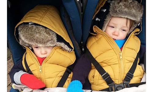 Cặp sinh đôi chết đuối trong bể cá, cha mẹ vẫn nghĩ con đang chơi.