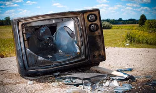 Cong nhan sung sot phat hien tien ty giau trong tivi cu