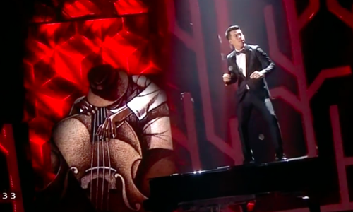 Tiết mục đứng lên đàn piano để hát của ca sĩ Hồ Trung Dũng gây phản ứng trong khán giả.