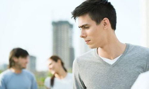 Dung hinh vo goi ve nha xem vo yeu voi trai tre