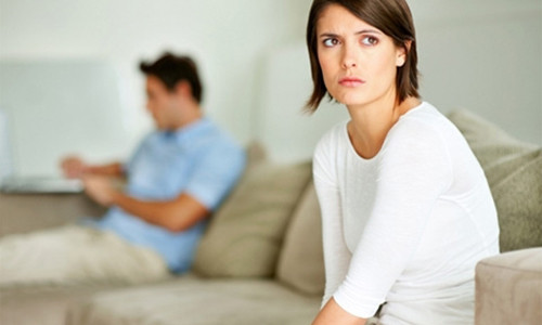 Dung tuong bo dan ba bo chong de len giuong voi ke khac