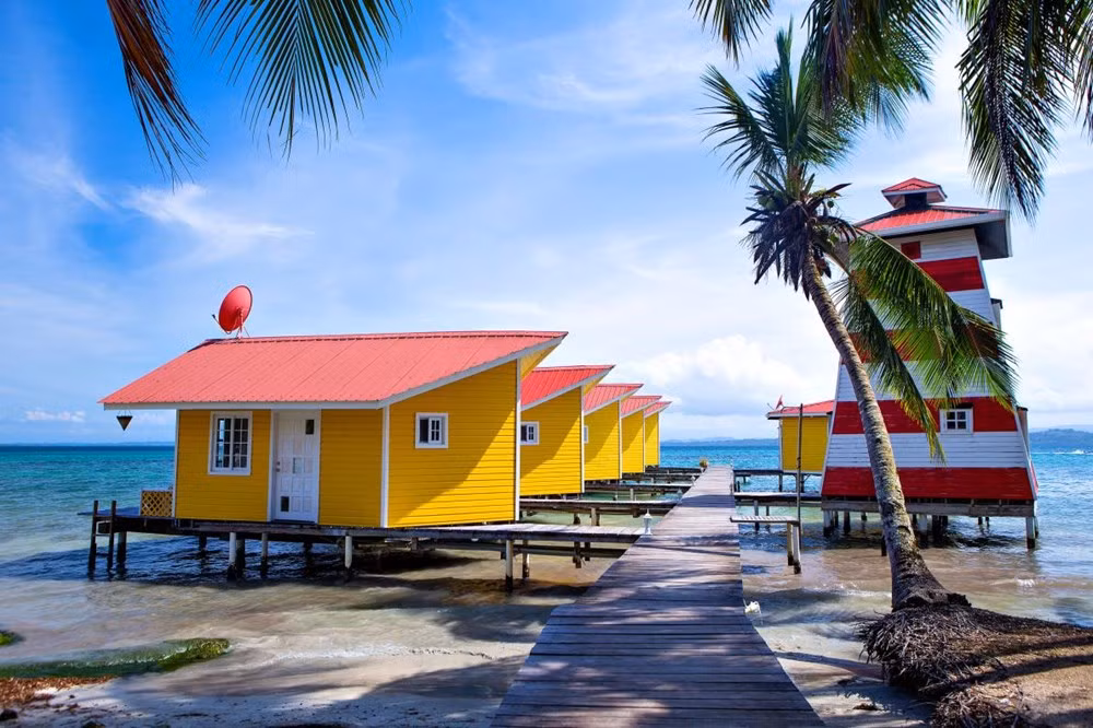 Còn nếu bạn muốn thoát khỏi những ngày lạnh giá của mùa đông mời bạn hãy đến với điểm du lịch Bocas del Toro, Panama ngập tràn ánh nắng, có bờ biển tuyệt đẹp. (Nguồn: NatGeo)