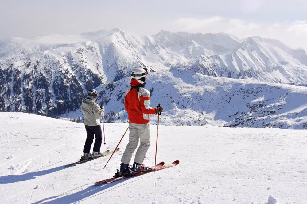 Thị trấn Bansko, Bulgaria với các sườn núi phủ tuyết trắng xóa - điểm đến lý tưởng cho các tín đồ thể thao mùa đông. (Nguồn: NatGeo)
