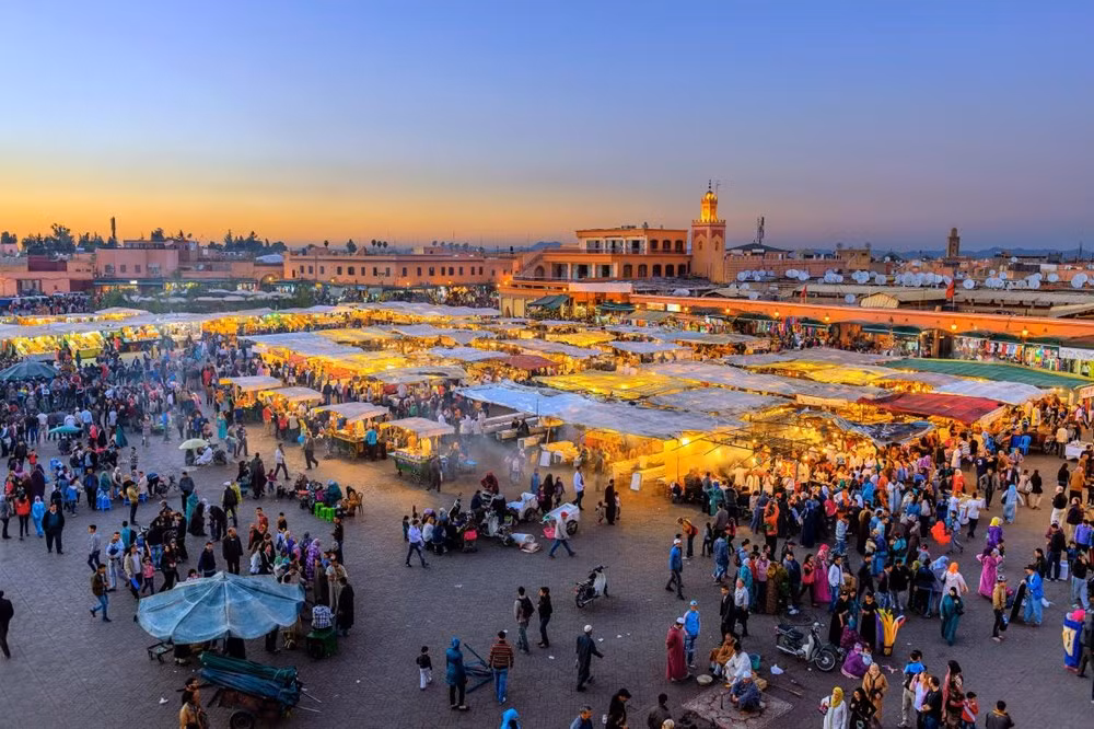 Thành phố Marrakech huyền bí ở Maroc với điểm đến nổi bật nhất là quảng trường Jemaa El Fna như đưa du khách vào thế giới 'Nghìn lẻ một đêm'. (Nguồn: NatGeo)