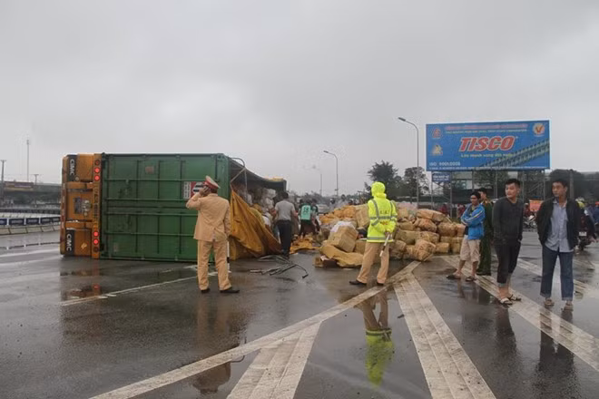 Nhà chức trách nhanh nhận định do trời mưa, đường trơn, tài xế lại ôm cua gấp khiến chiếc xe chở hơn 30 tấn dừa bị lật.