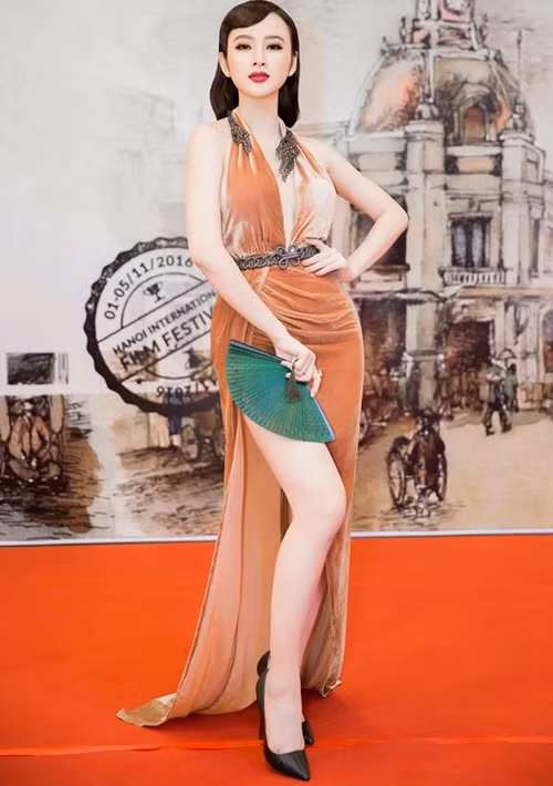 Dù bộ cánh giúp người đẹp khoe được tấm lưng trần quyến rũ, song dường như lại thiếu đi nét tinh tế, chừng mực đối với một sự kiện đậm tính văn hóa như Liên hoan phim.