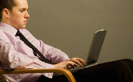 Bỏ laptop ra khỏi đùi Laptop sản sinh một lượng nhiệt lớn. Bất cứ sự “ấm áp” thái quá nào cũng sẽ làm giảm số lượng tinh trùng và nồng độ testosterone trong máu, khiến chàng suy giảm khả năng chiến đấu. Đó là lý do nam giới không nên tắm nước nóng bởi vô tình sẽ làm hại đội tinh binh của bạn.