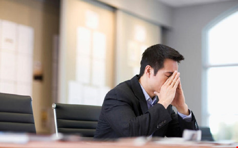 Buông bỏ công việc khi cần Hãy để công việc ở lại văn phòng và về nhà với trạng thái thoải mái. Căng thẳng là yếu tố gây hại hàng đầu cho cuộc sống gối chăn. Các nhà khoa học đã chỉ ra rằng ở độ tuổi 40-50, nhiều người đàn ông rất thành công trong sự nghiệp nhưng cùng với đó là sự suy yếu khả năng nam giới. Đây là việc khó bởi không có người đàn ông nào thoát khỏi áp lực công việc. Tuy nhiên, hãy cố gắng cân bằng nhất có thể.