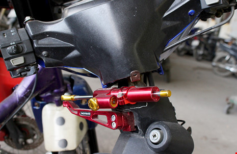 Chiếc cần màu đỏ gắn dưới cổ xe được cho là cần trợ lực. Ảnh: LÊ THOA