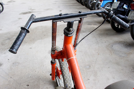 Đầu xe y hệt xe đạp đua. Ảnh: LÊ THOA